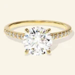 Yuvarlak Kesimli, Yanlarında Pave Taşlar Bulunan Nişan Yüzüğü