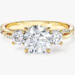 Petite Burgulu Vine Three Stone Yuvarlak Moissanit Nisan Yuzuk (2.00 Ct Tw)