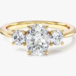 Klasik Basket Set Three Stone Oval Lab Grown Elmas Nisan Yuzuk (1.50 Ct Tw)