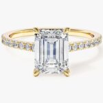 Emerald Cut Lab Grown Elmas Nisan Yuzuk With Pave Set Side Stones (2.00 Ct)