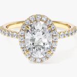 Oval Halo Lab Grown Elmas Nisan Yuzuk With Pave Set Side Stones (2.00 Ct)