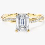 Emerald Burgulu Lab Grown Elmas Nisan Yuzuk With Pave Set Side Stones (1.50 Ct)