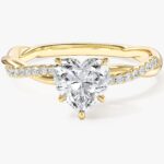 Kalp Burgulu Lab Grown Elmas Nisan Yuzuk With Pave Set Side Stones (1.00 Ct)