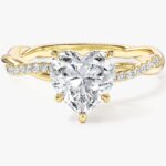 Kalp Burgulu Moissanit Nisan Yuzuk With Pave Set Side Stones (1.50 Ct)