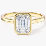 Bezel Emerald Moissanit Nisan Yuzuk (1.50 Ct)