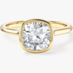 Bezel Cushion Moissanit Nisan Yuzuk (2.00 Ct)