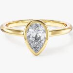 Bezel Armut Moissanit Nisan Yuzuk (1.00 Ct)