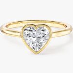 Bezel Kalp Moissanit Nisan Yuzuk (1.00 Ct)