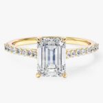 Sidestone Accent Emerald Cut Lab Grown Elmas Nisan Yuzuk