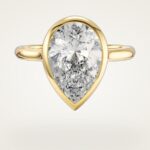 Bezel Armut Moissanit Nisan Yuzuk (3.00 Ct)